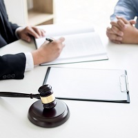 Физлица без статуса адвоката, оказывающие юруслуги, могут применять спецрежим налог на профессиональный доход